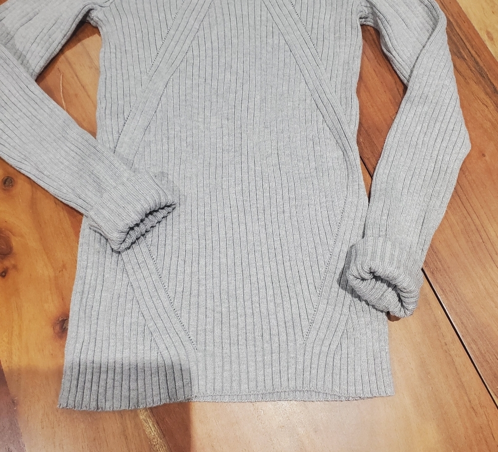 New Simplee Cold-Shoulder Ribbed Turtleneck Sweater In Light Gray - Picture 4 of 7